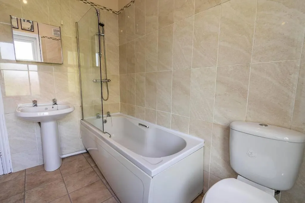 Traditional Quiet Townhouse With Two Bedrooms And Private Garden Great For Airport Crew And Professionals Long Eaton Holiday home